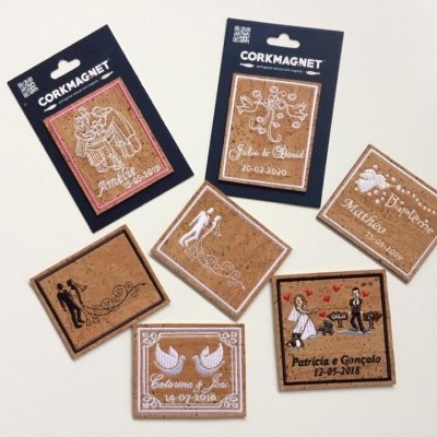 Ímanes de cortiça personalizados com várias ilustrações e textos sobre superfície branca