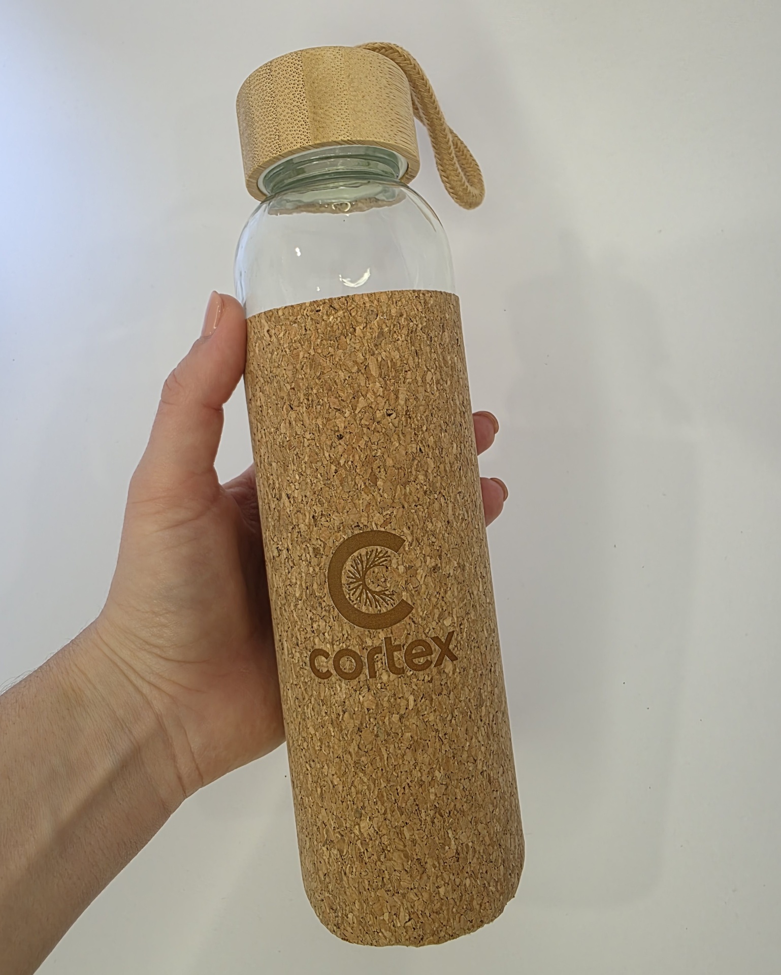Garrafa de vidro com capa e tampa de cortiça com texto cortex
