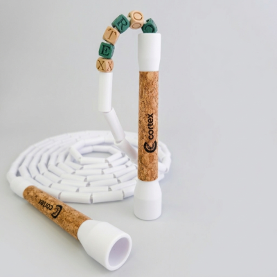 Corda de saltar branca com pegas em cortiça e plástico branco e contas de madeira