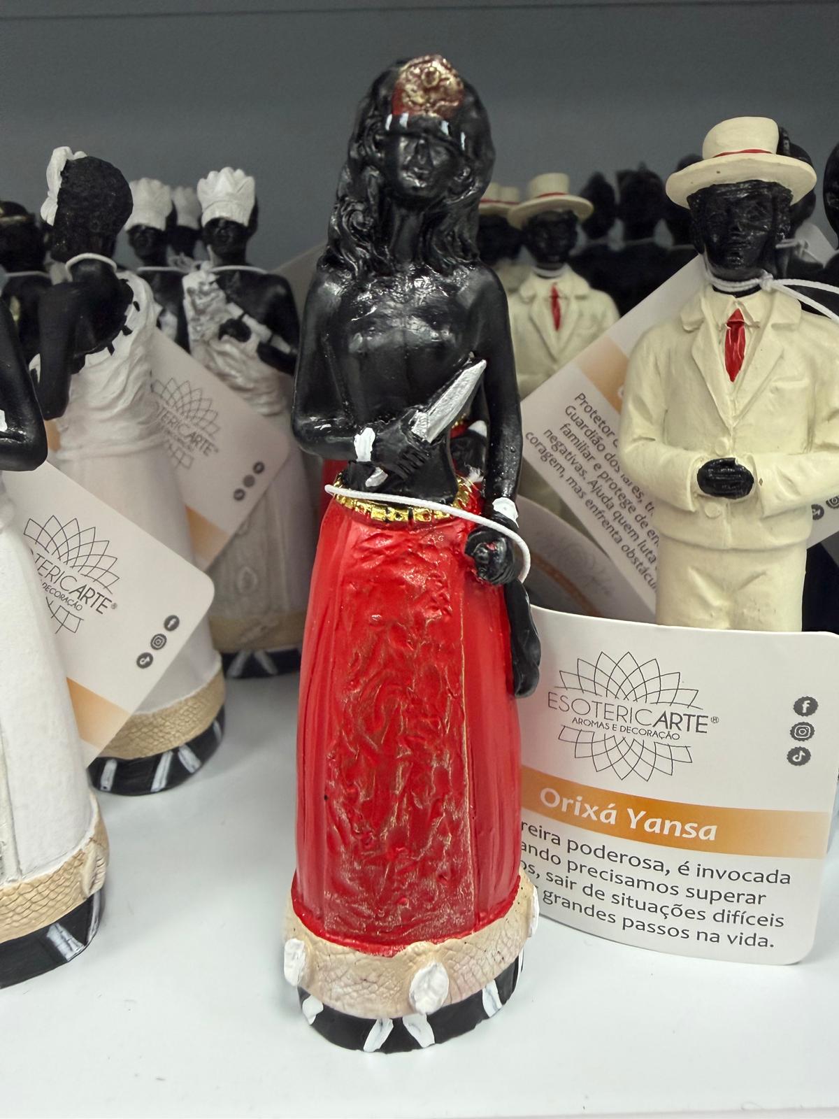 Figuras decorativas de Orixás com roupas coloridas e etiquetas