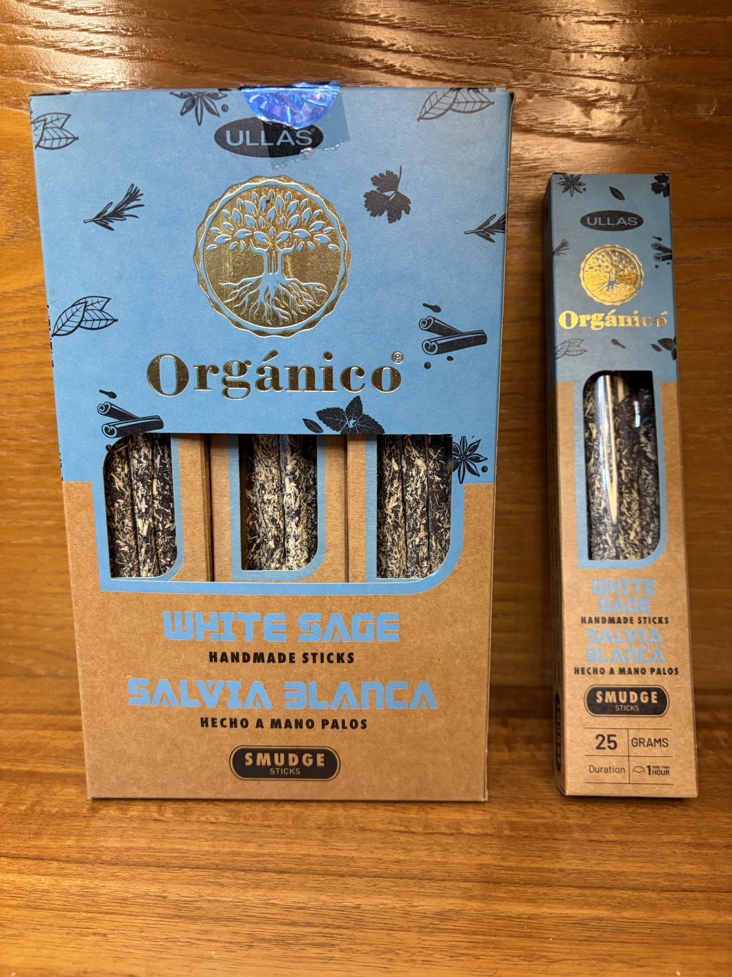 Embala de sticks de sálvia branca orgânica ULLAS em cartolina castanha e azul com texto dourado e preto