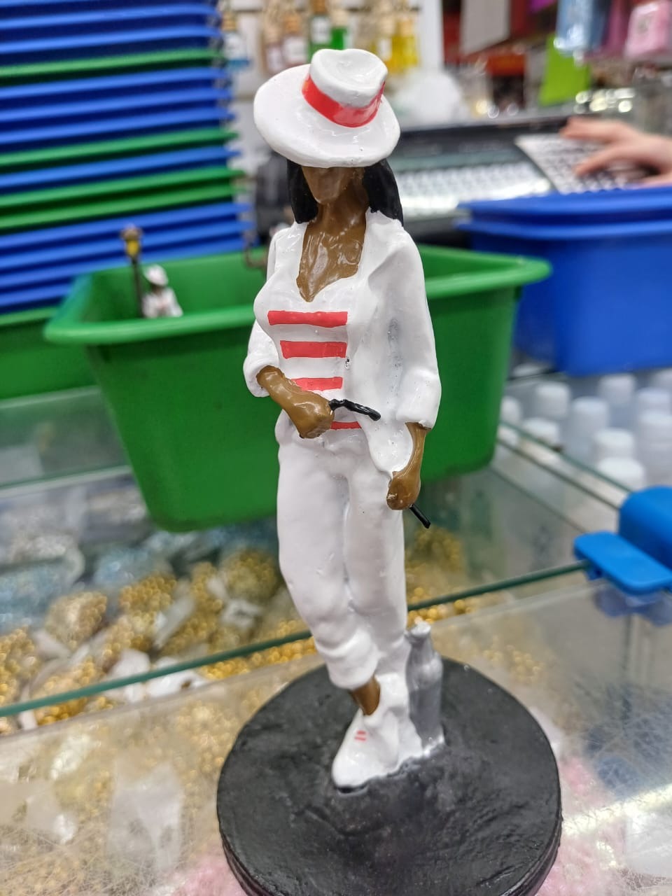 Estatueta de figura feminina em resina com roupa branca e vermelha
