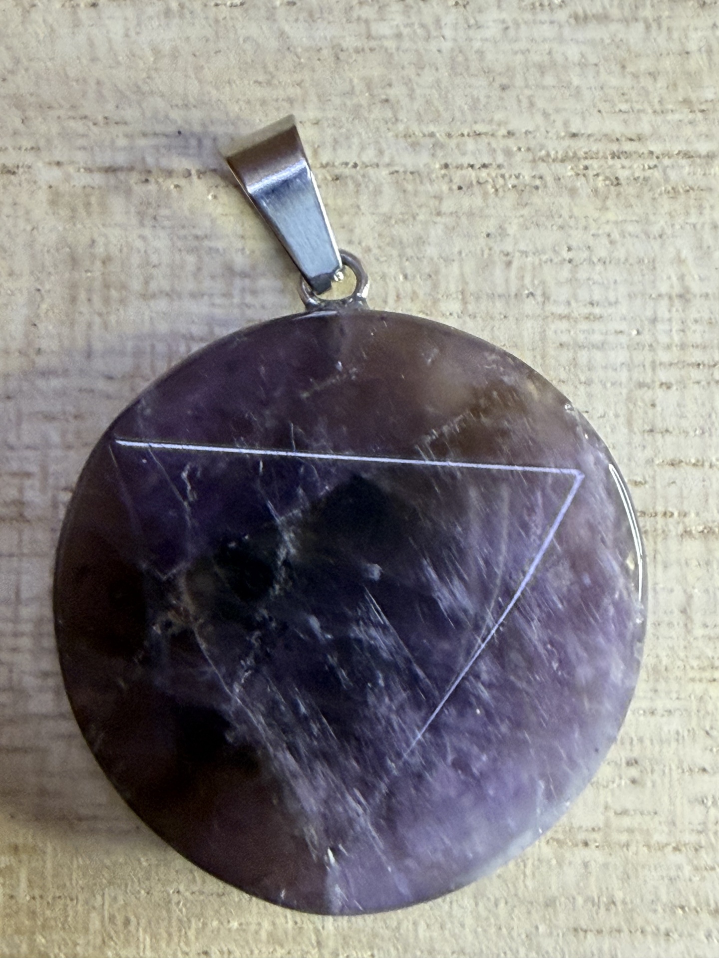 Pendente redondo de pedra ametista com padrão triangular em fundo bege