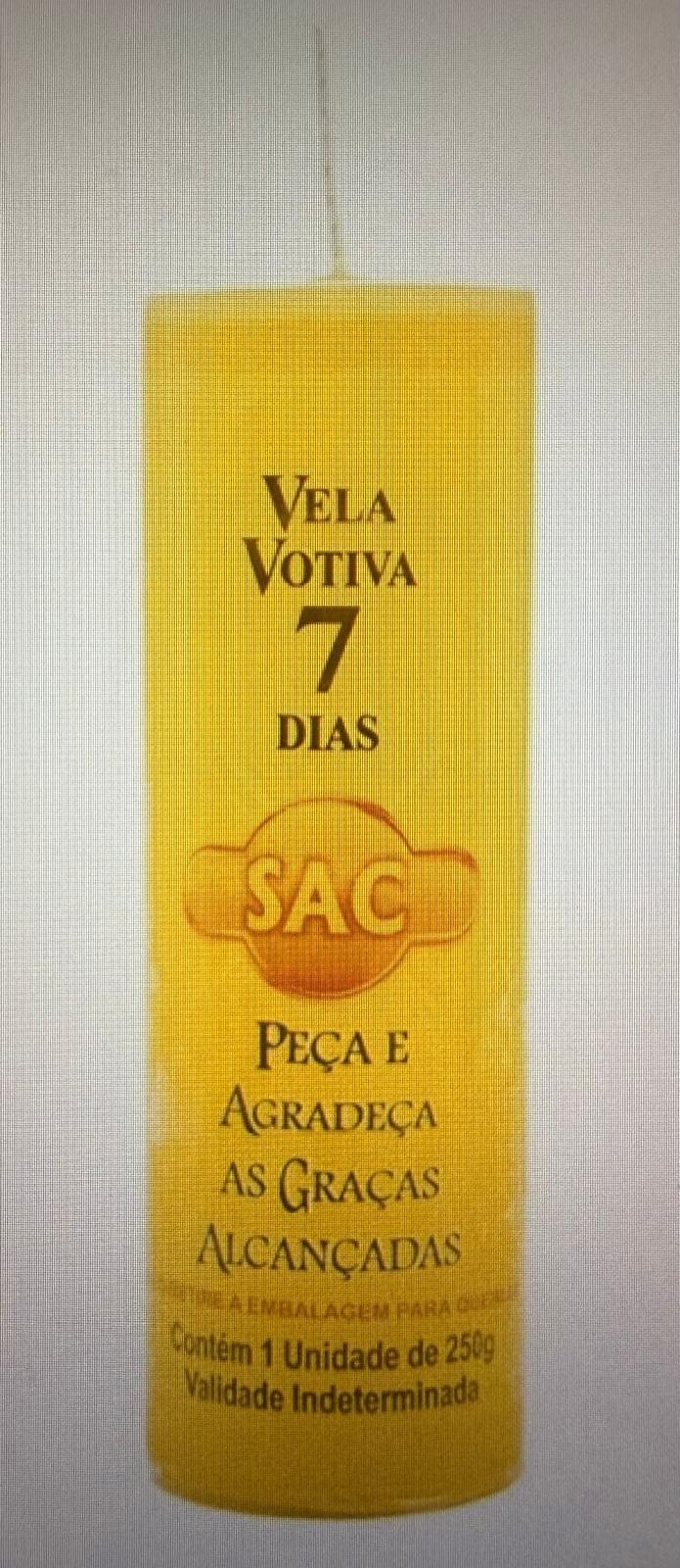 Vela votiva amarela com texto em preto e símbolo SAC