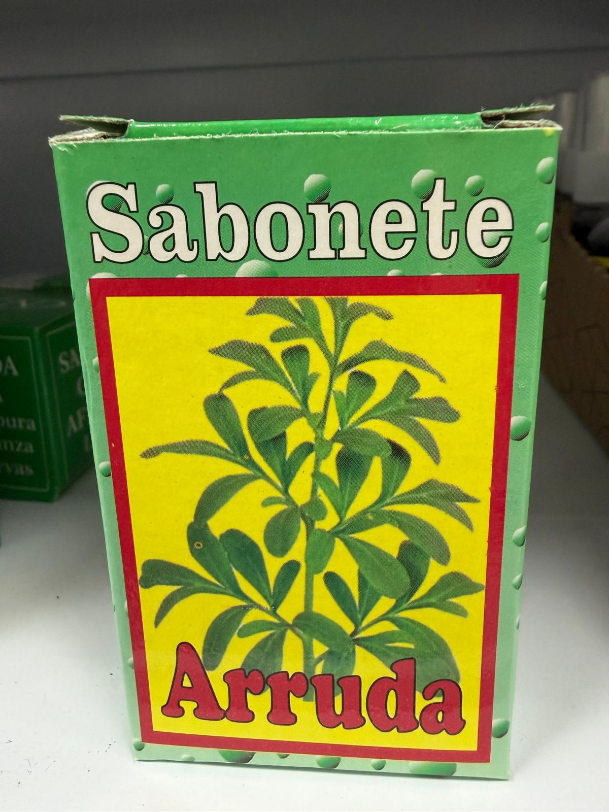 Embalagem verde com sabonete de arruda e ilustração de planta