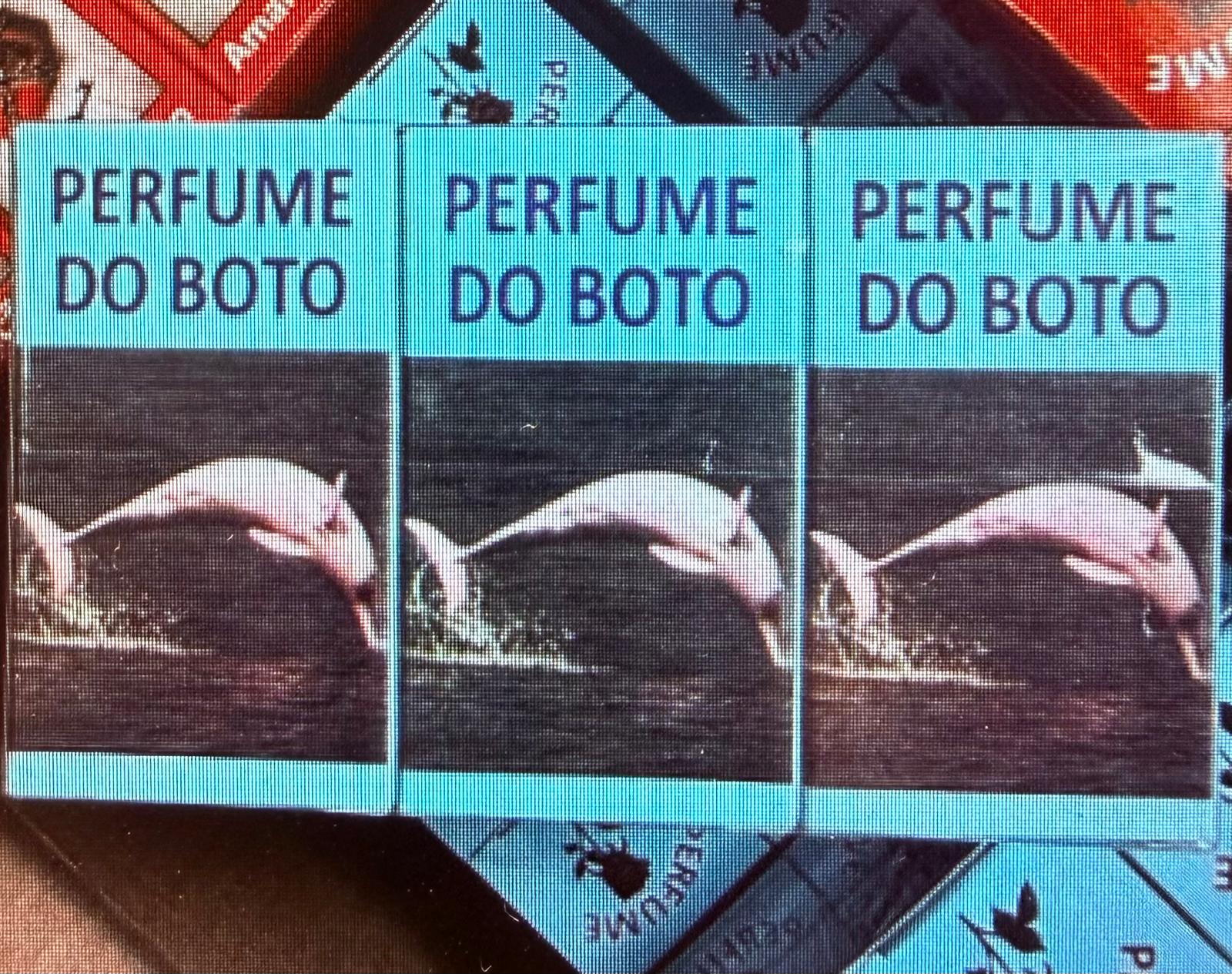 Frascos azuis com texto PERFUME DO BOTO e imagem de boto saltando