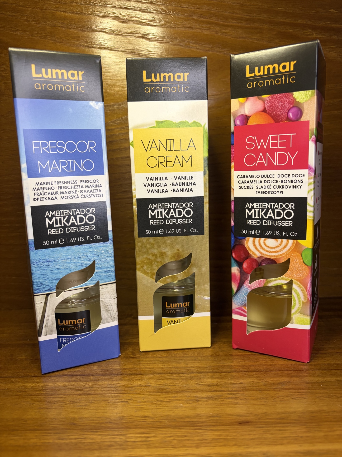 Três embalagens de ambientadores Mikado Lumar aromatic em madeira.