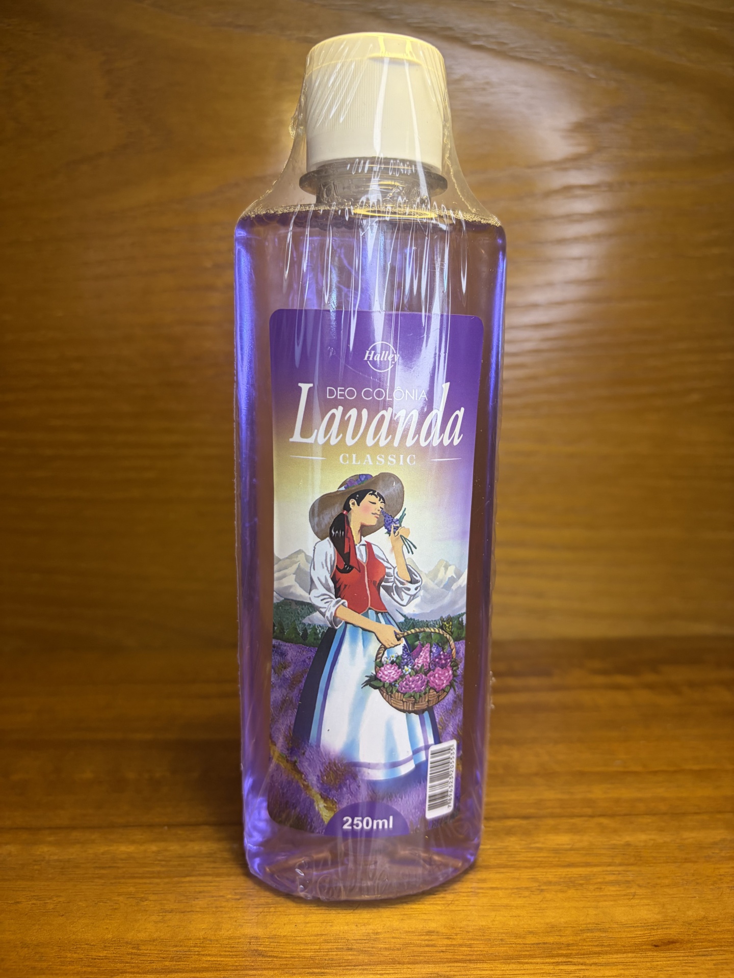 Garrafas de plástico com colónia Lavanda de cor roxa e rótulo ilustração de mulher com vestido tradicional e flores.
