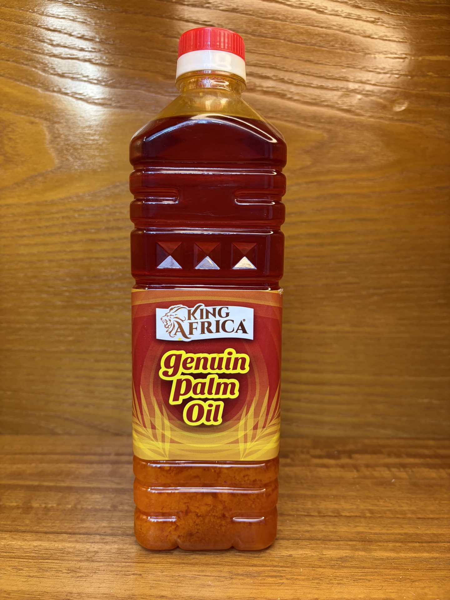 Garrafa de plástico com óleo de palma e rótulo KING AFRICA genuin palm oil