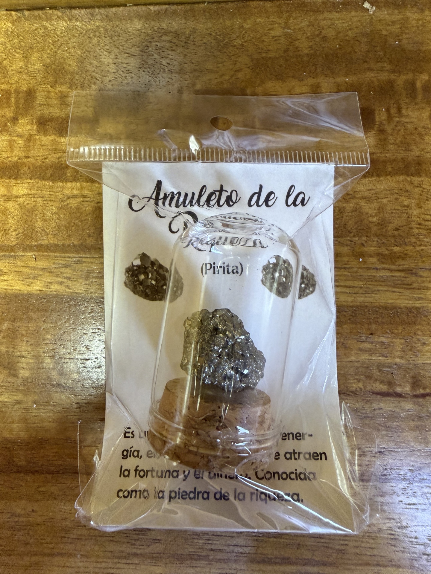 Amuleto de la Riqueza (Pirita) em embalagem plástica transparente com etiqueta em papel branca e texto em castelhano