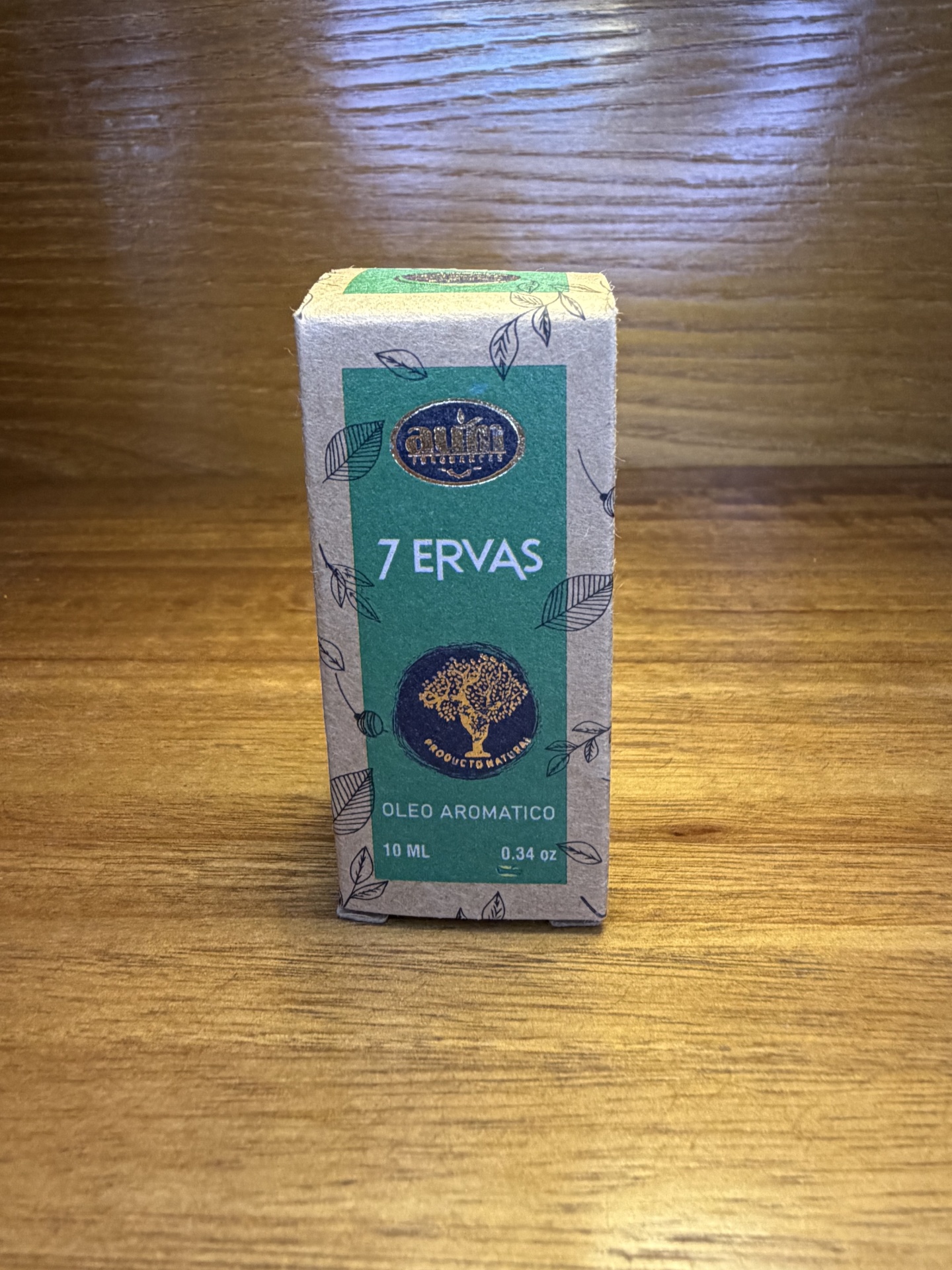 Embalagem de óleo aromático 7 Ervas em caixa de cartão reciclado com rótulo verde e detalhes de folhas pretas
