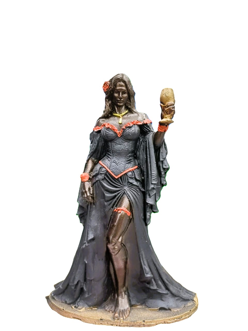 Figura decorativa de mulher em vestido preto com detalhes em vermelho segurando copo dourado