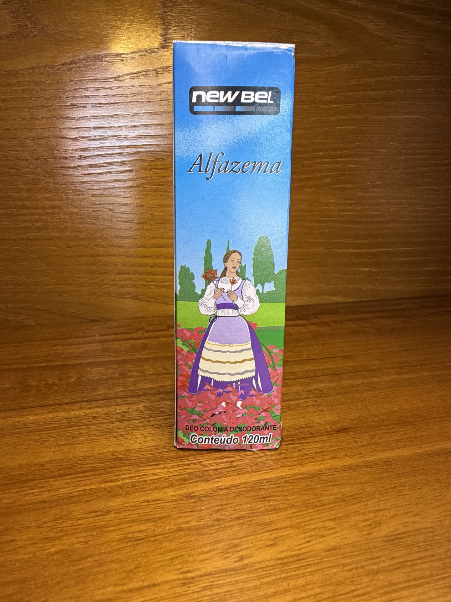Embalagem azul de deo colônia NEW BEL Alfazema com ilustração de mulher em traje tradicional