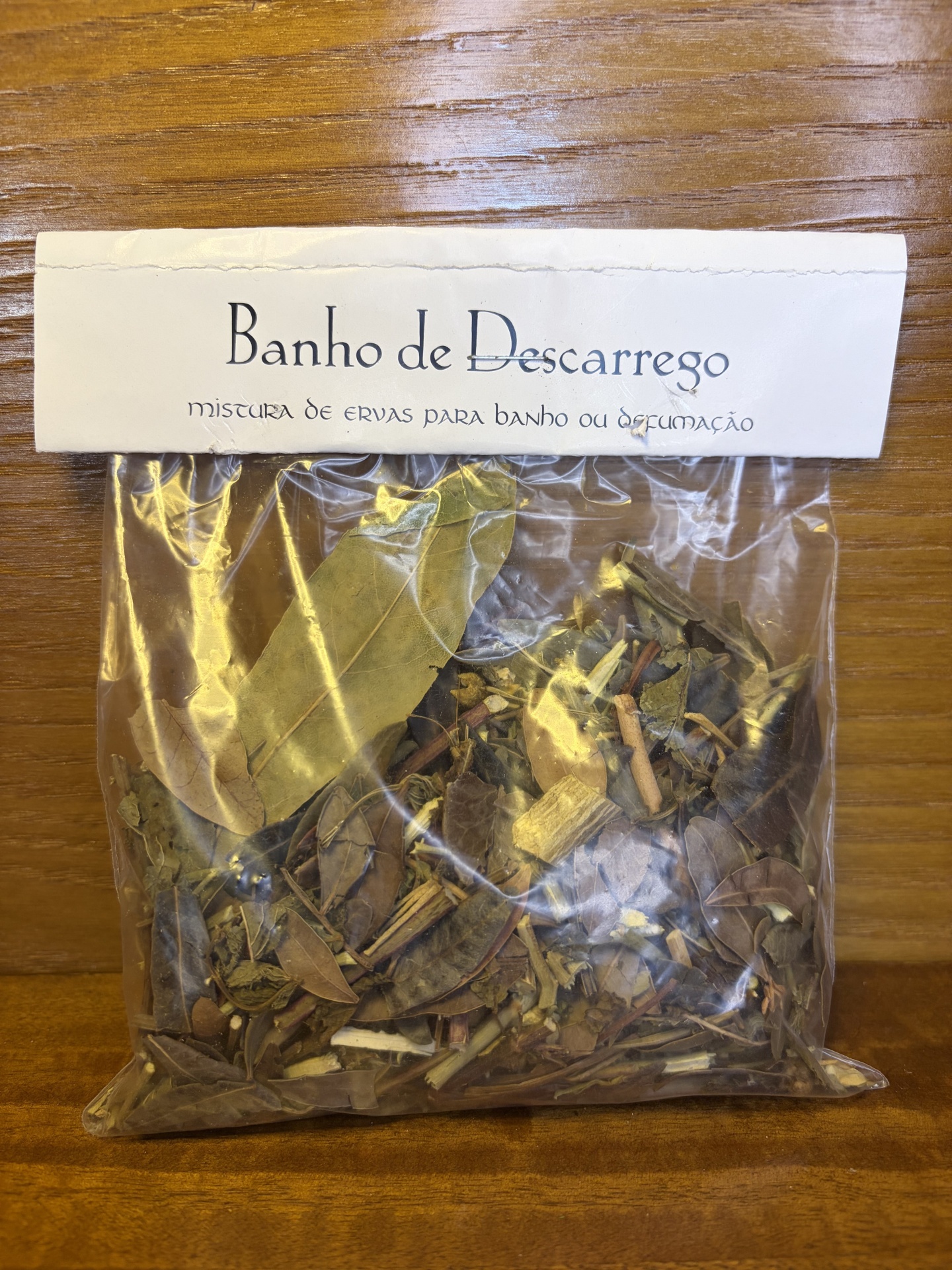 Pacote de mistura de ervas secas com etiqueta Banho de Descarrego