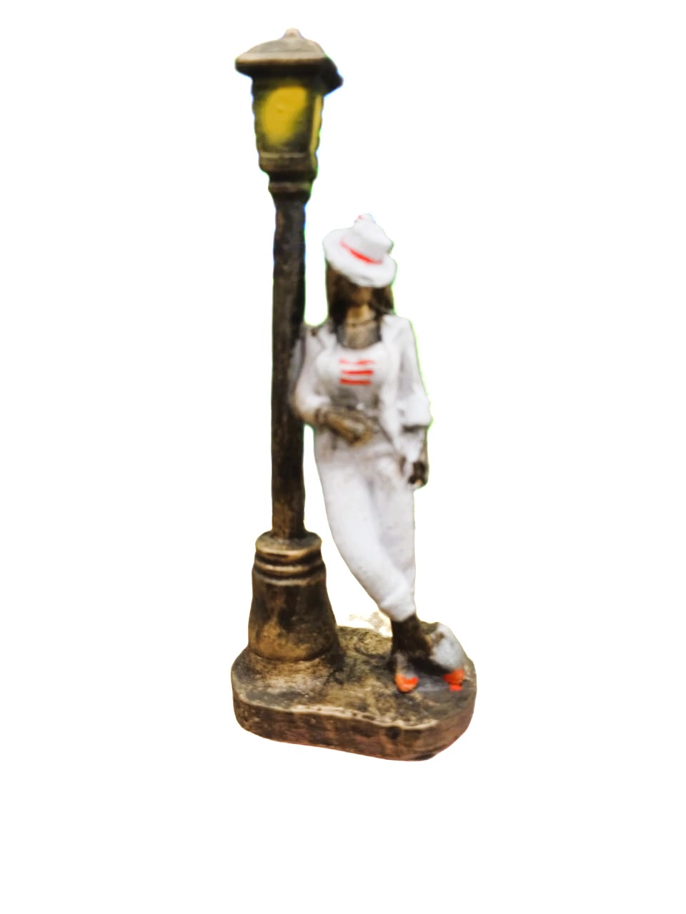 Escultura pequena de figura feminina em roupa branca junto a candeeiro antigo
