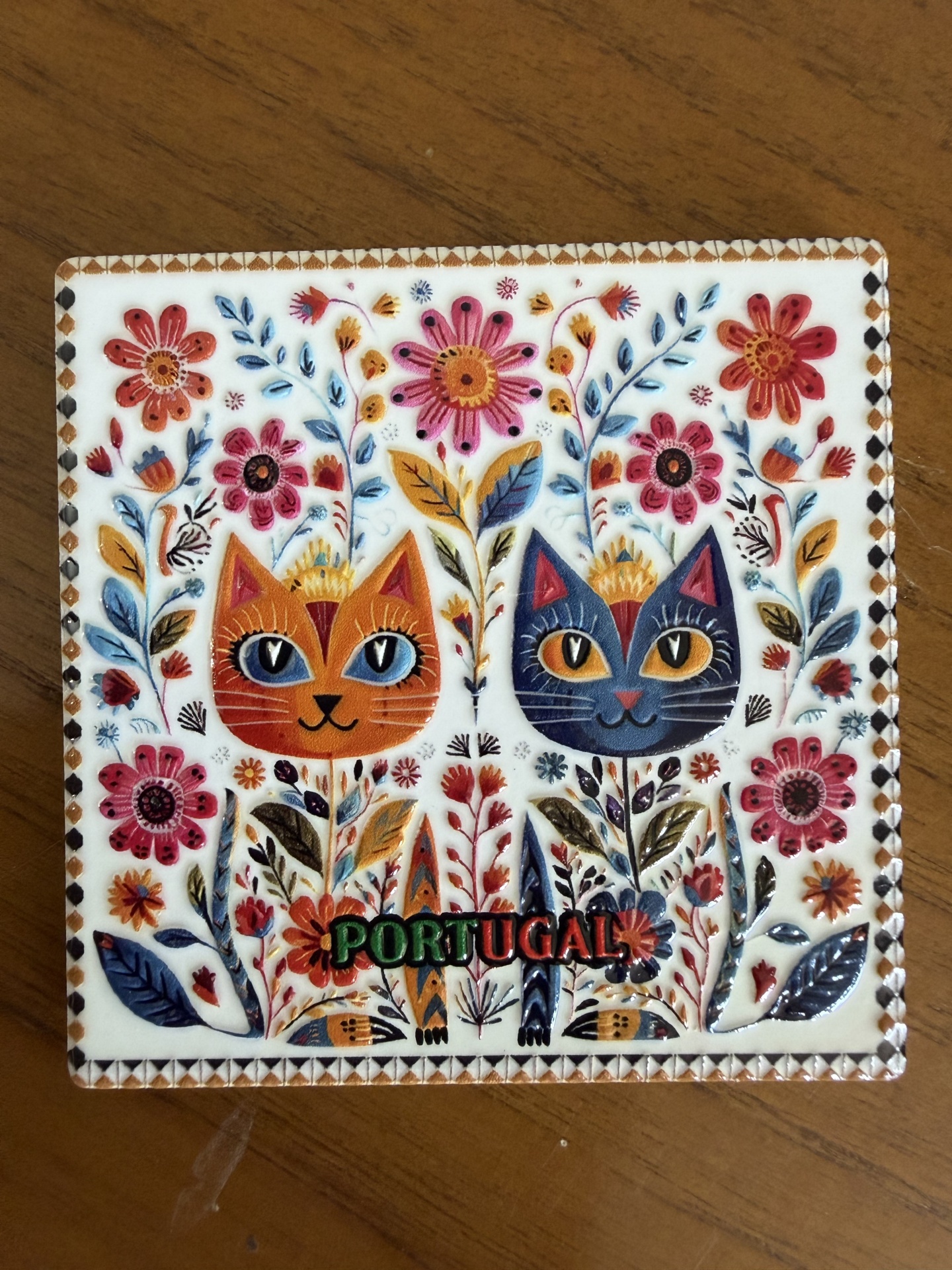 Placa decorativa com gatos e flores coloridas com a palavra PORTUGAL