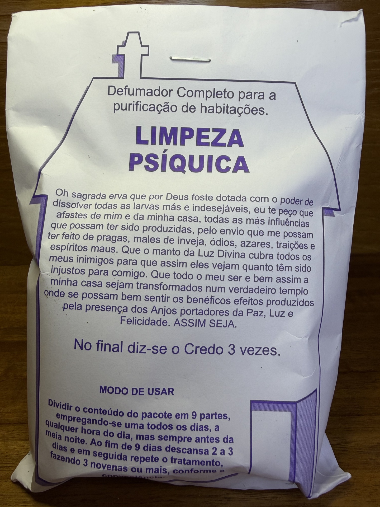 Pacote branco com texto em roxo e preto sobre limpeza psíquica e defumador