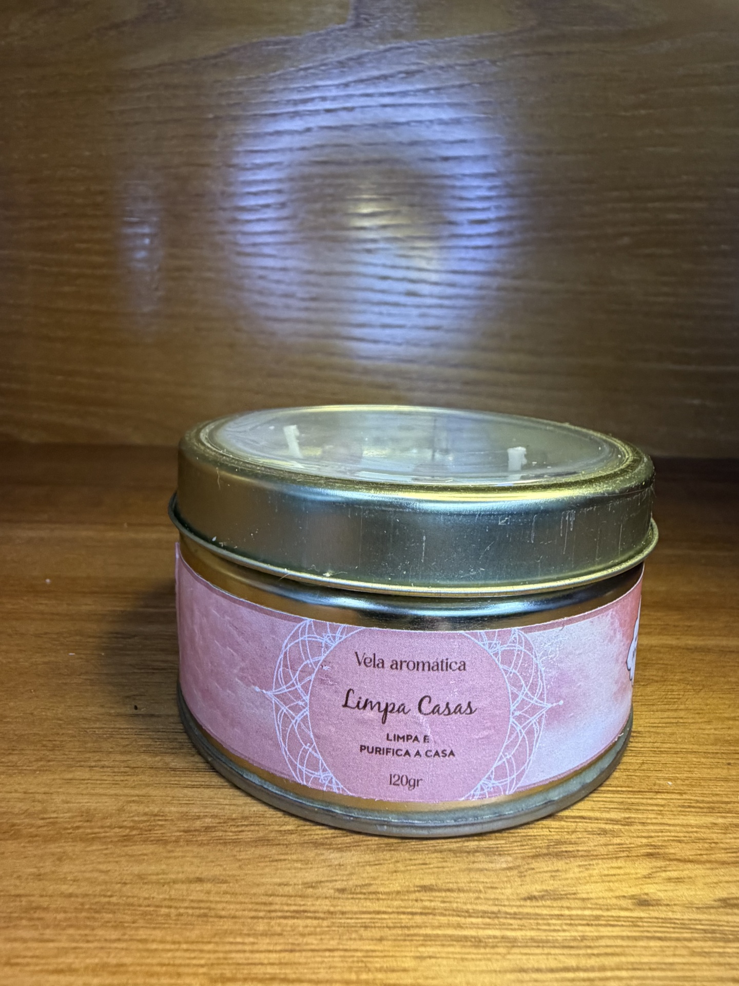 Vela aromática em lata metálica com etiqueta rosa