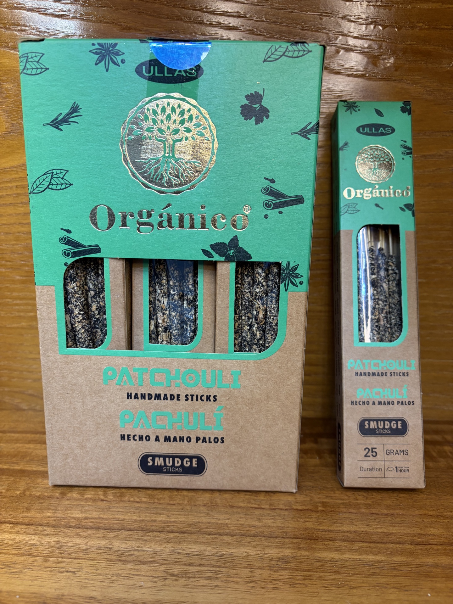 Embalagens de sticks de incenso orgânico patchouli em cartolina verde e castanha com orifícios transparentes