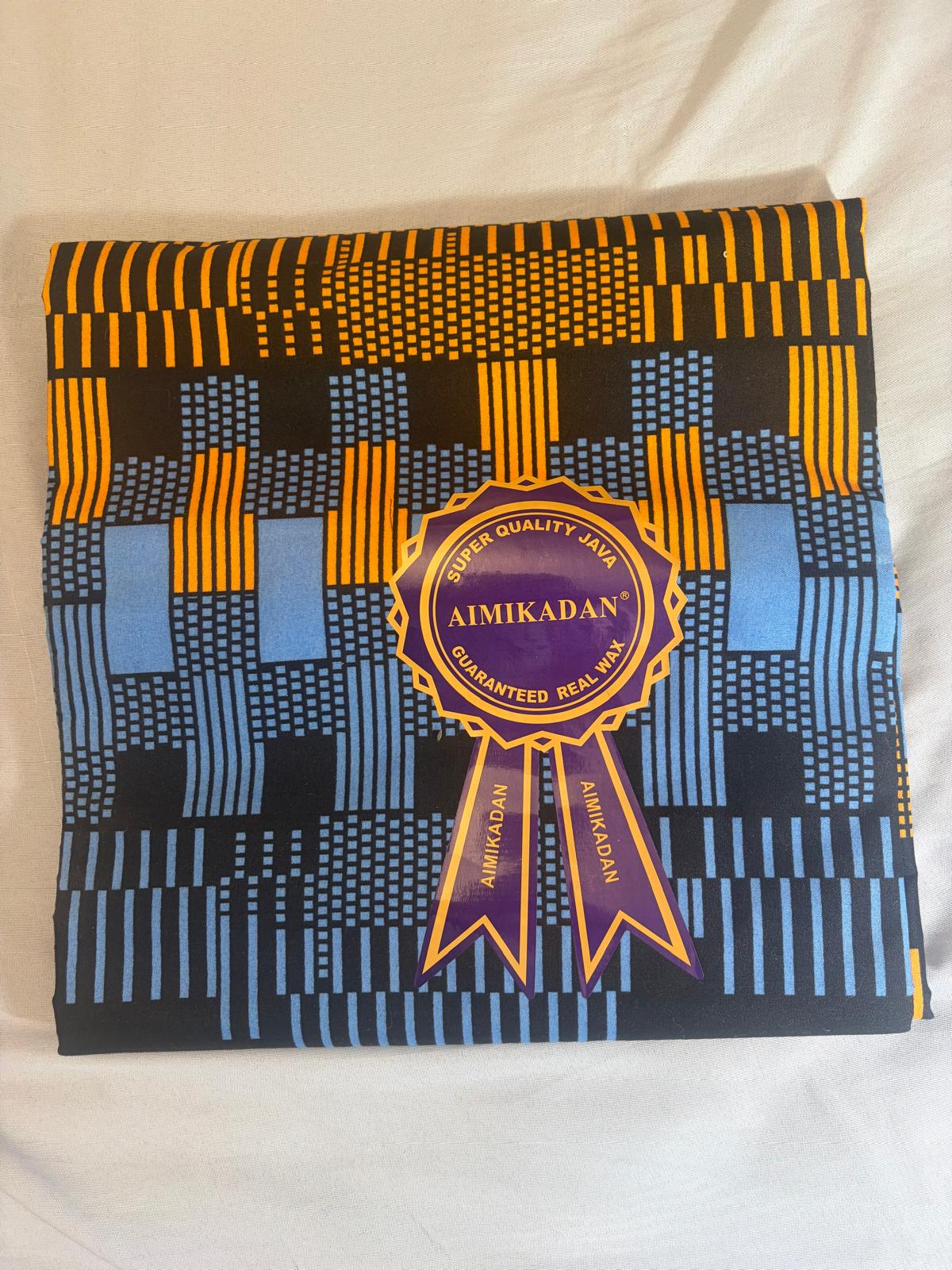 Tecido estampado azul, preto e amarelo com etiqueta AIMIKADAN