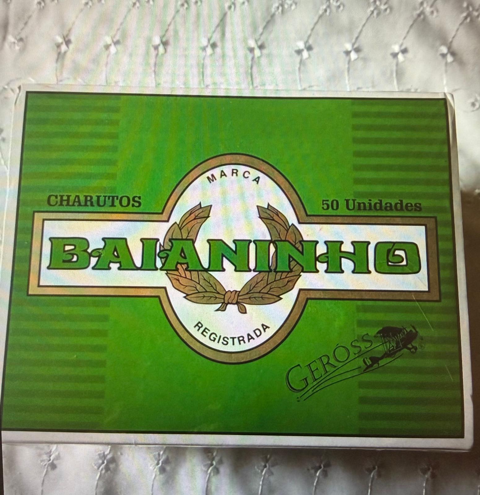 Embalagem verde de charutos BAJANINHO com texto e imagem de avião