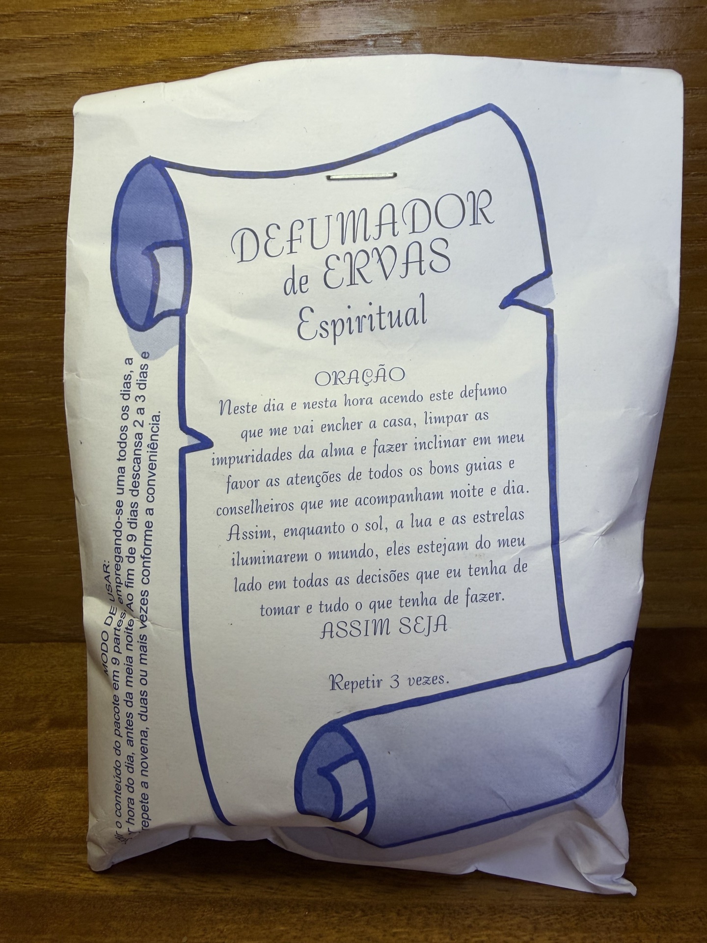 Pacote branco com desenho e texto em português sobre defumador de ervas espiritual