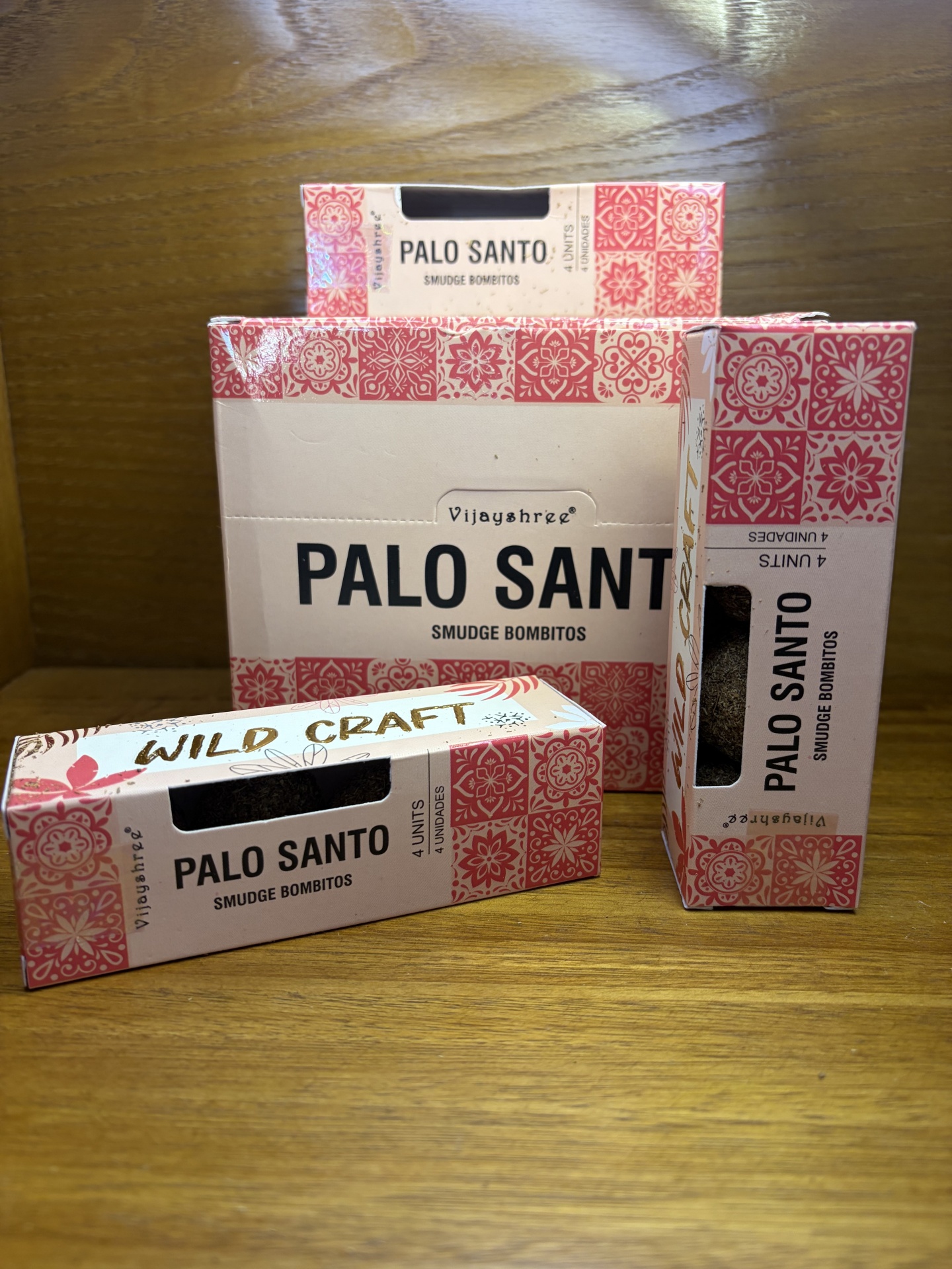 Caixas de Palo Santo Smudge Bombitos em papel com padrão rosa e branco