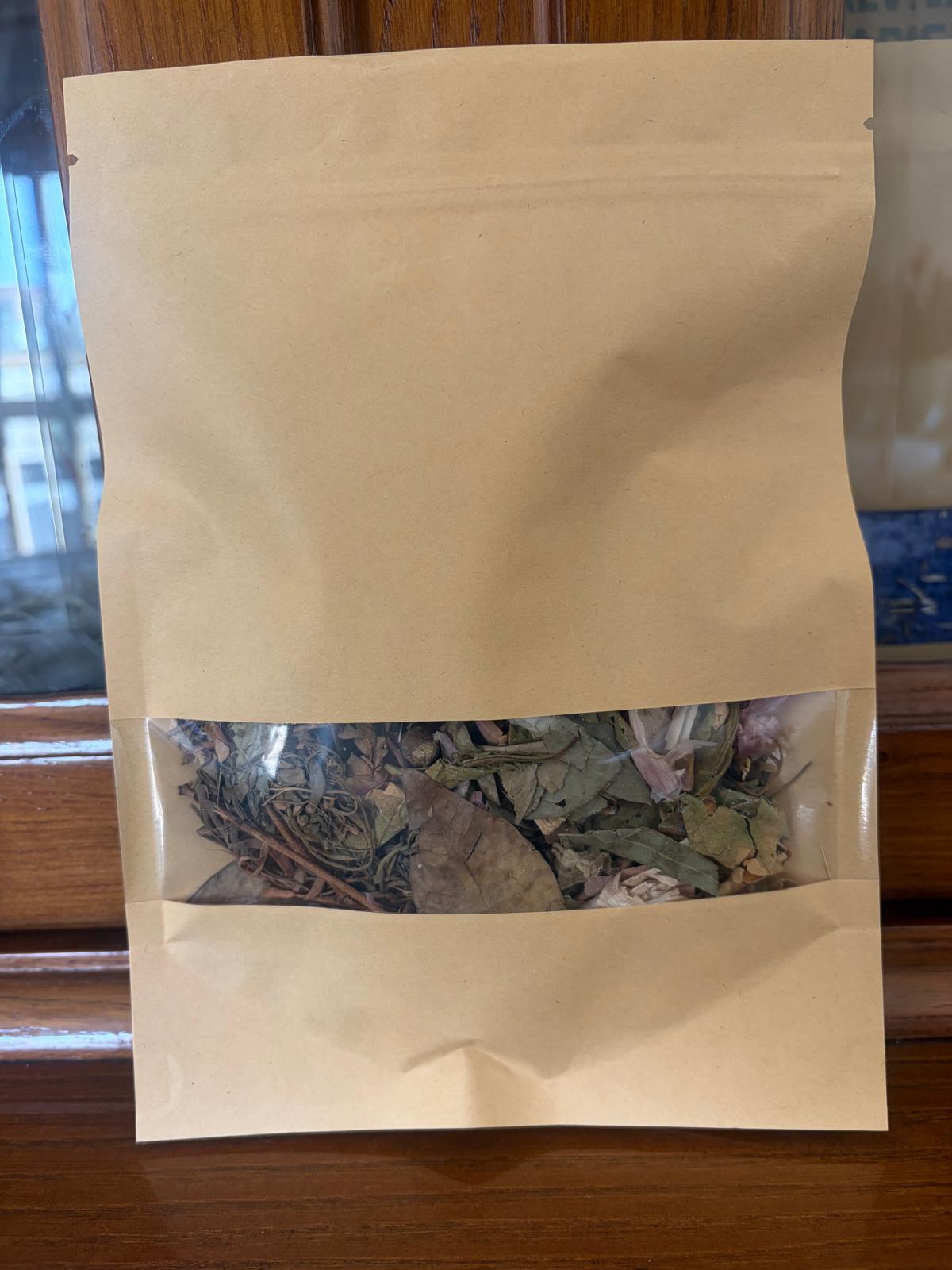 Saco de papel castanho com janela transparente contendo ervas secas
