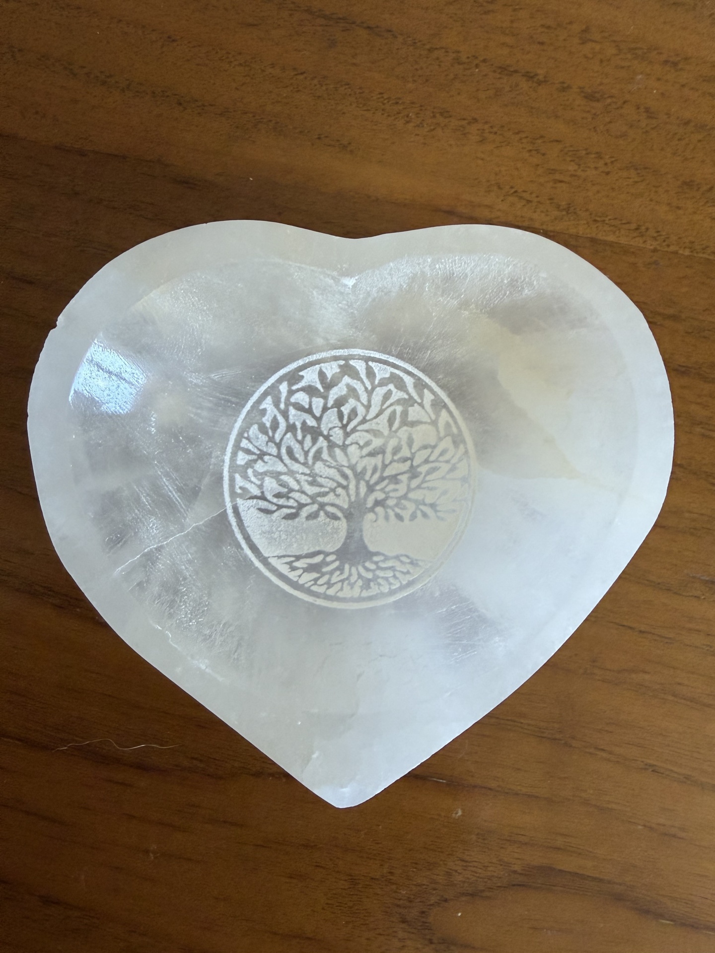 Prato coração pedra translúcida com desenho de árvore gravada