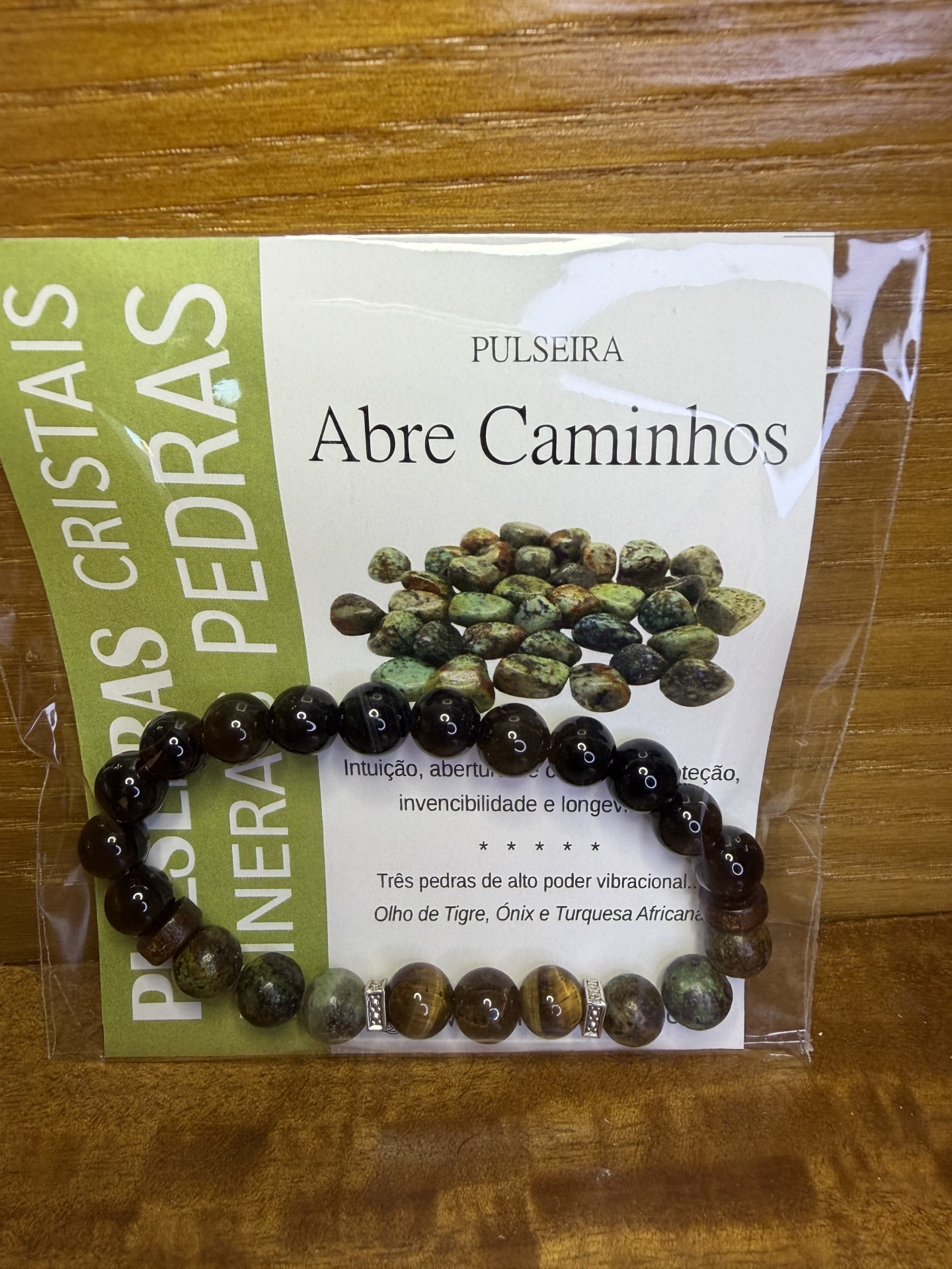 Pulseira pedras naturais e embalagem com cartão e texto em português