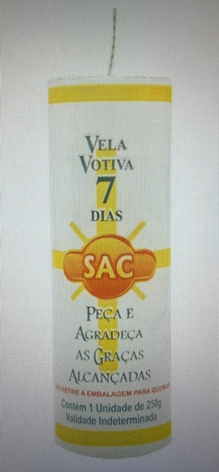 Vela votiva branca com texto impresso e detalhes amarelos