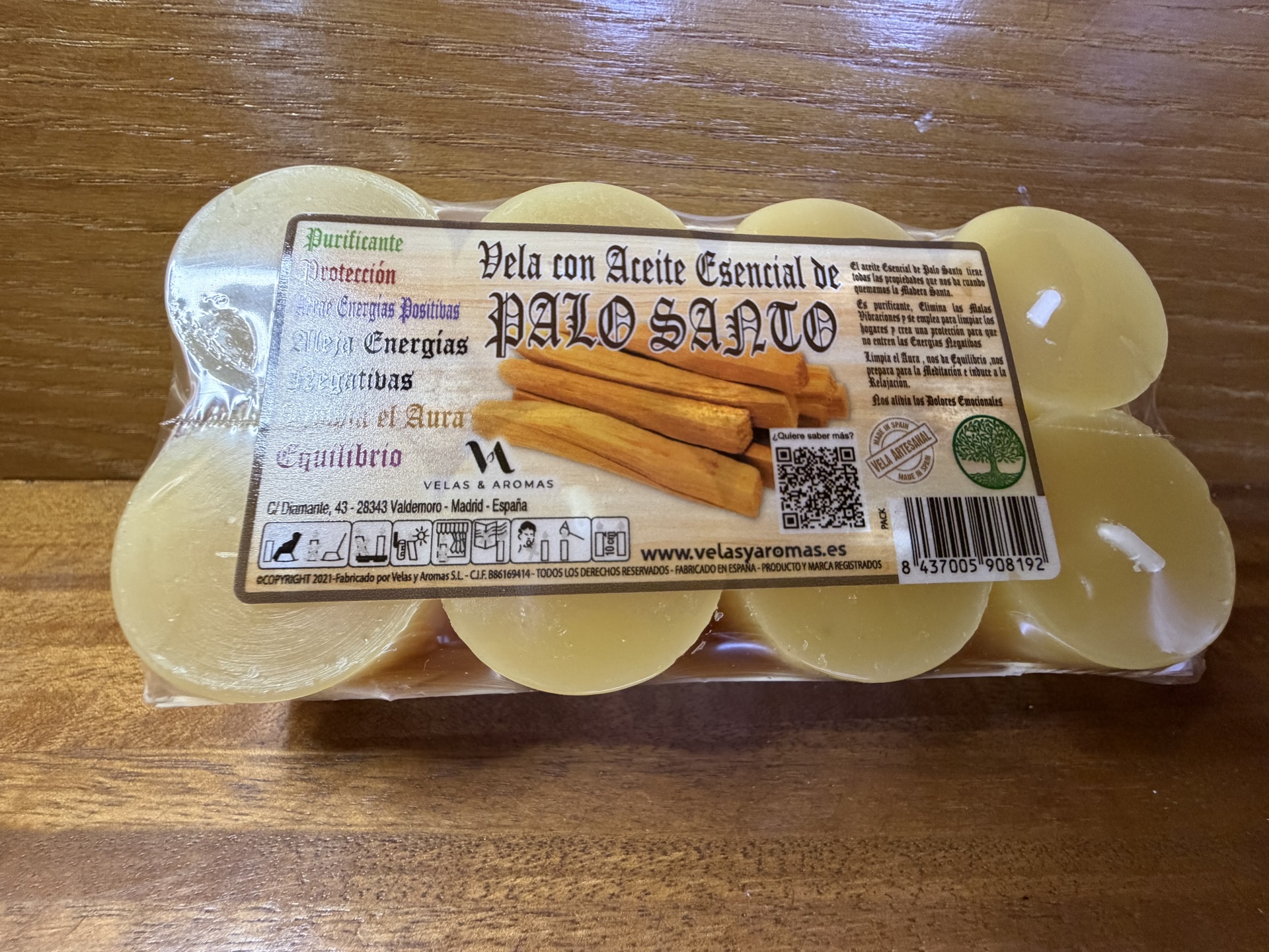 Pack de velas pequenas creme com etiqueta de óleo essencial de Palo Santo