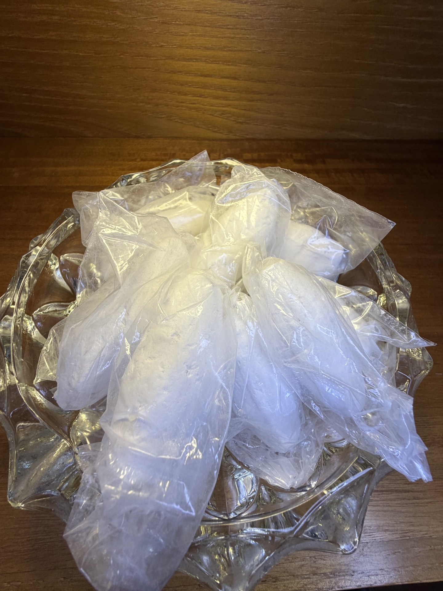 Recipiente de vidro com sacos plásticos transparentes contendo gelo
