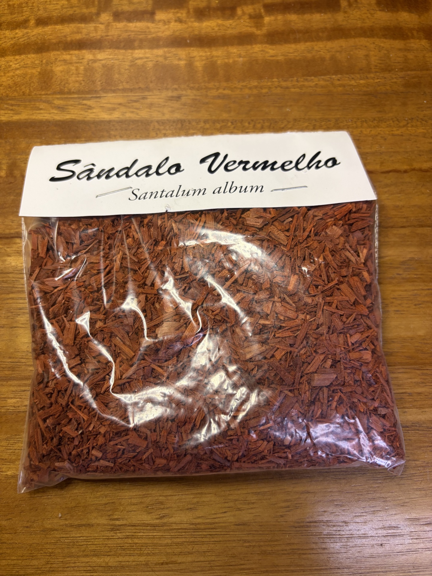Pacote de madeira vermelha Sândalo Vermelho em superfície de madeira.