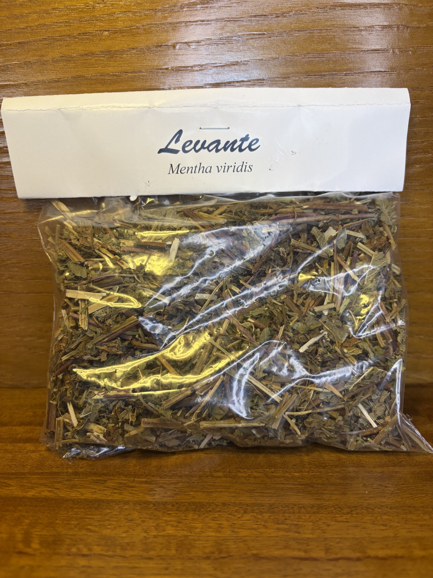 Saco de erva seca identificado como Levante Mentha viridis