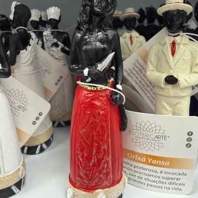 Figuras decorativas de Orixás com roupas coloridas e etiquetas