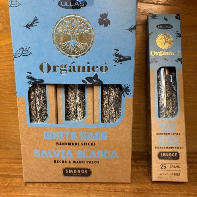 Embala de sticks de sálvia branca orgânica ULLAS em cartolina castanha e azul com texto dourado e preto