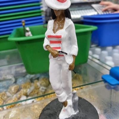Estatueta de figura feminina em resina com roupa branca e vermelha