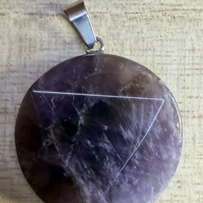 Pendente redondo de pedra ametista com padrão triangular em fundo bege