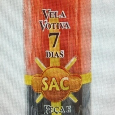 Vela votiva vermelha, amarela e preta com texto religioso impressa
