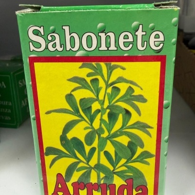 Embalagem verde com sabonete de arruda e ilustração de planta