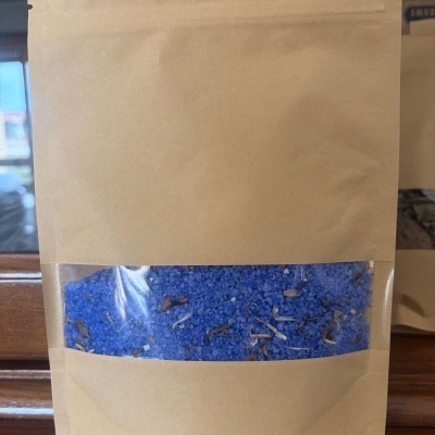 Saco de papel kraft com janela transparente e cristais azuis