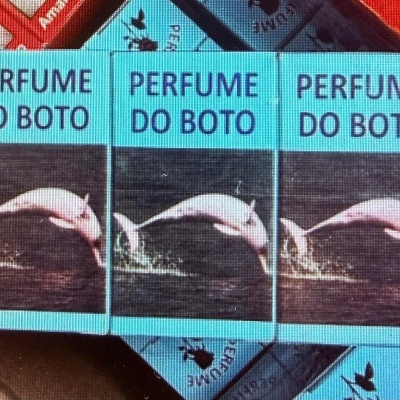 Frascos azuis com texto PERFUME DO BOTO e imagem de boto saltando