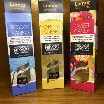 Três embalagens de ambientadores Mikado Lumar aromatic em madeira.
