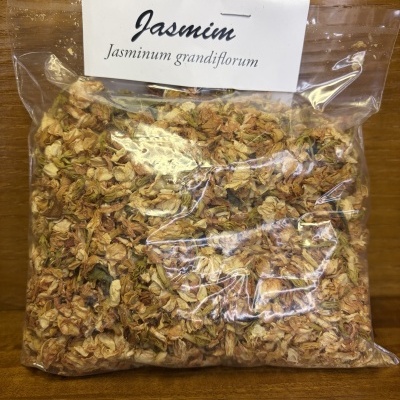 Saco plástico com flores secas e etiqueta de papel branco com texto Jasmin