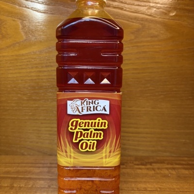 Garrafa de plástico com óleo de palma e rótulo KING AFRICA genuin palm oil