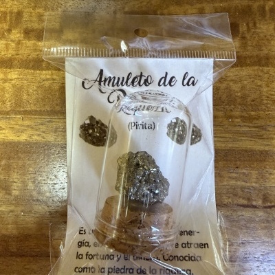 Amuleto de la Riqueza (Pirita) em embalagem plástica transparente com etiqueta em papel branca e texto em castelhano