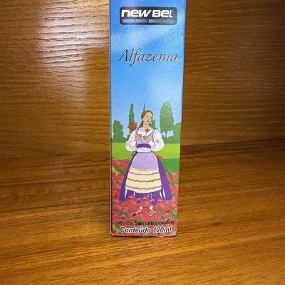 Embalagem azul de deo colônia NEW BEL Alfazema com ilustração de mulher em traje tradicional