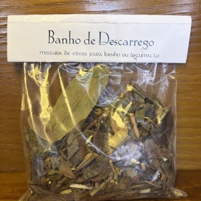Pacote de mistura de ervas secas com etiqueta Banho de Descarrego