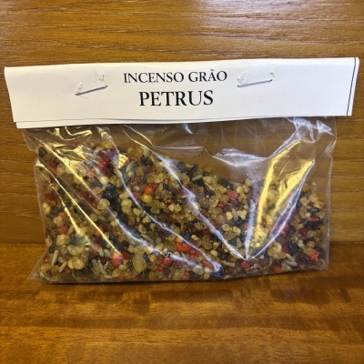 Pacote plástico com grãos de incenso coloridos rotulado como PETRUS